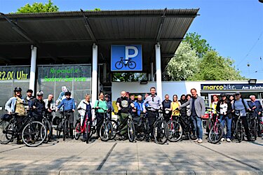 Die Exkursionsteilnehmer:innen vor dem Fahrradparkhaus in Göttingen.